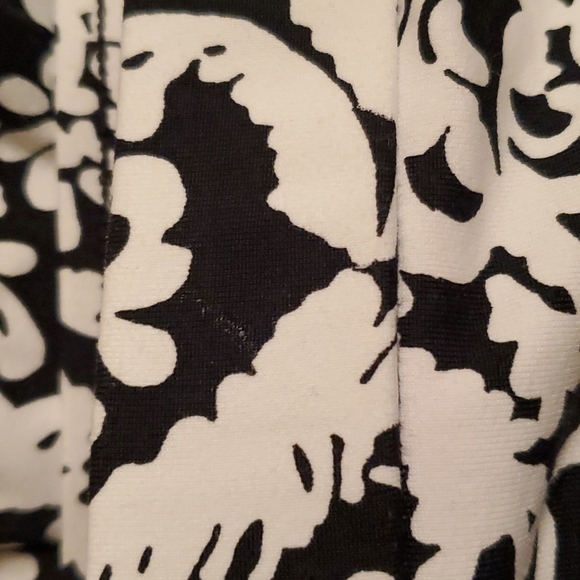 Adrienne Vittadini Black and White Graphic Skirt SZ Large - Picture 5 of 5